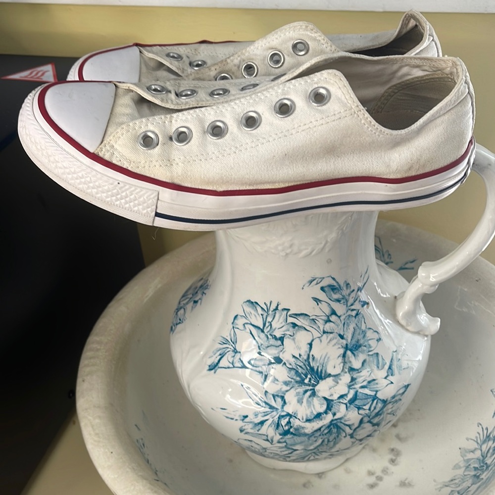 Chuck Taylor All Star Classic Converse low tops W 8.5 / M 6.5
